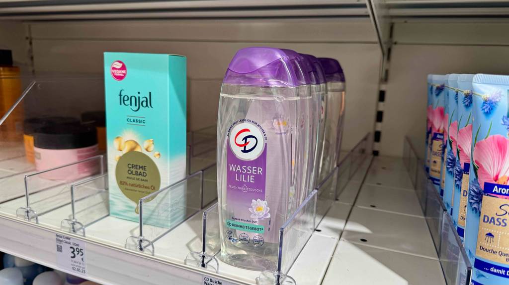 Im Test: CD-Duschgel in einer transparenten Quetschflasche, die auf einem Regal im Drogeriemarkt steht.