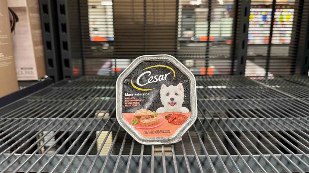 Getestet: Cesar-Hundefutter in der Schale befindet sich auf einem Regal im Verkaufsbereich.