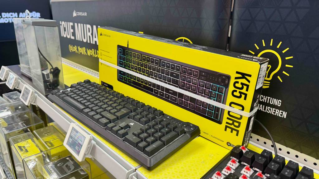 Test: Die Corsair-Tastatur inklusive beleuchteter Tasten steht vor einer gelben Verpackung auf dem Ausstellungsregal im Geschäft.