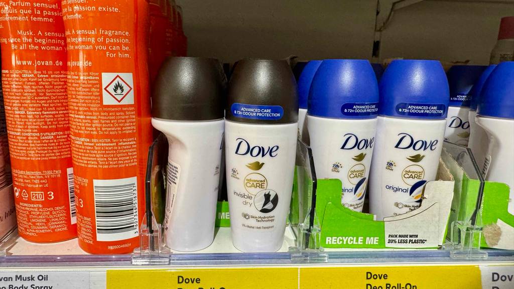 Getestet: Dove-Deodorants stehen in einem Verkaufsregal.