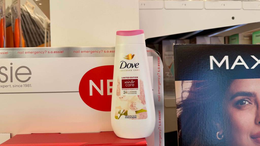 Getestetes Dove-Duschgel in der Kunststoff-Quetschflasche steht auf einem roten Karton.