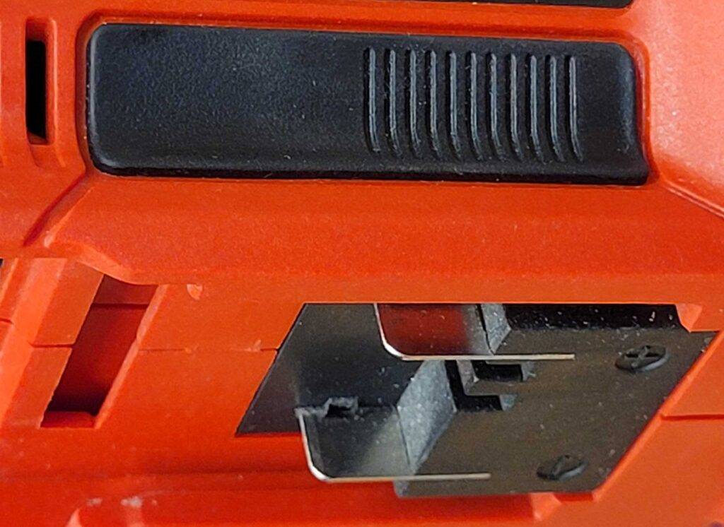 Detailansicht der Akkuhalterung eines roten Einhell-Akku-Exzenterschleifers im Test.