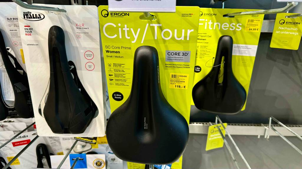 Ergon Sattel im Test hängt an einem Verkaufsregal.