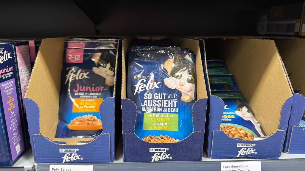 Im Test: Felix-Nassfutter im Frischhaltebeutel befindet sich im Karton auf einem Verkaufsregal.