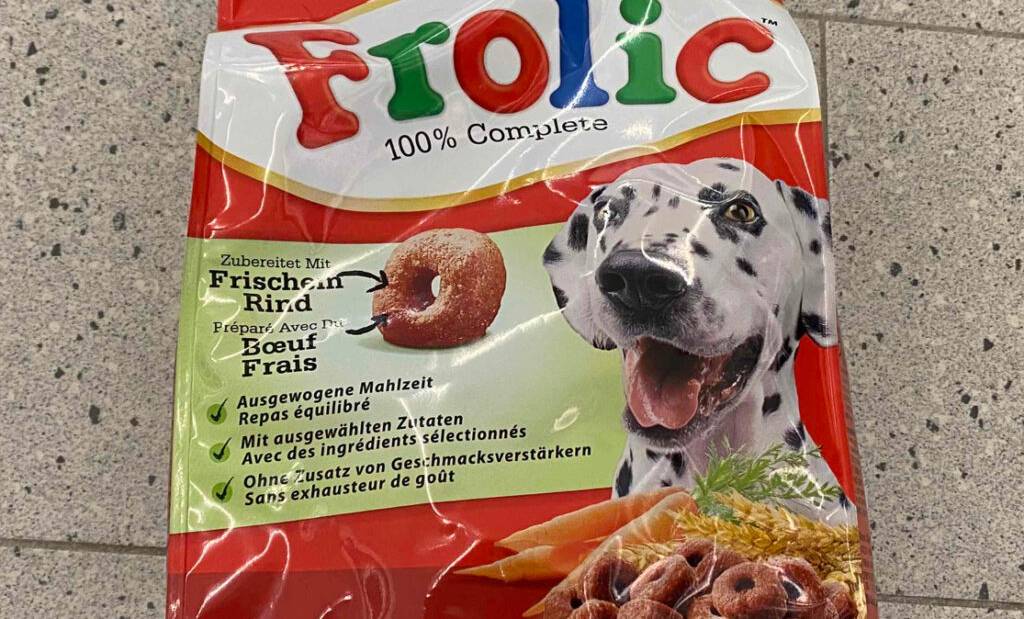 Nahaufnahme des roten 1,5-kg-Kunststoffbeutels mit Frolic-Hundefutter im Test.