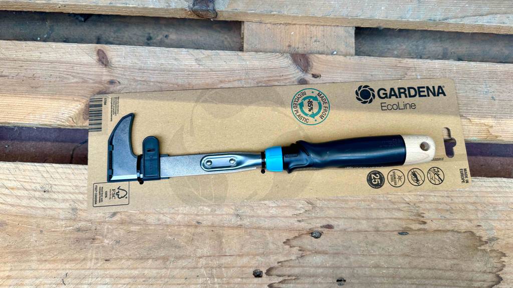 Getestet: Ein Fugenkratzer von Gardena liegt in seiner Originalverpackung auf einer Holzpalette.
