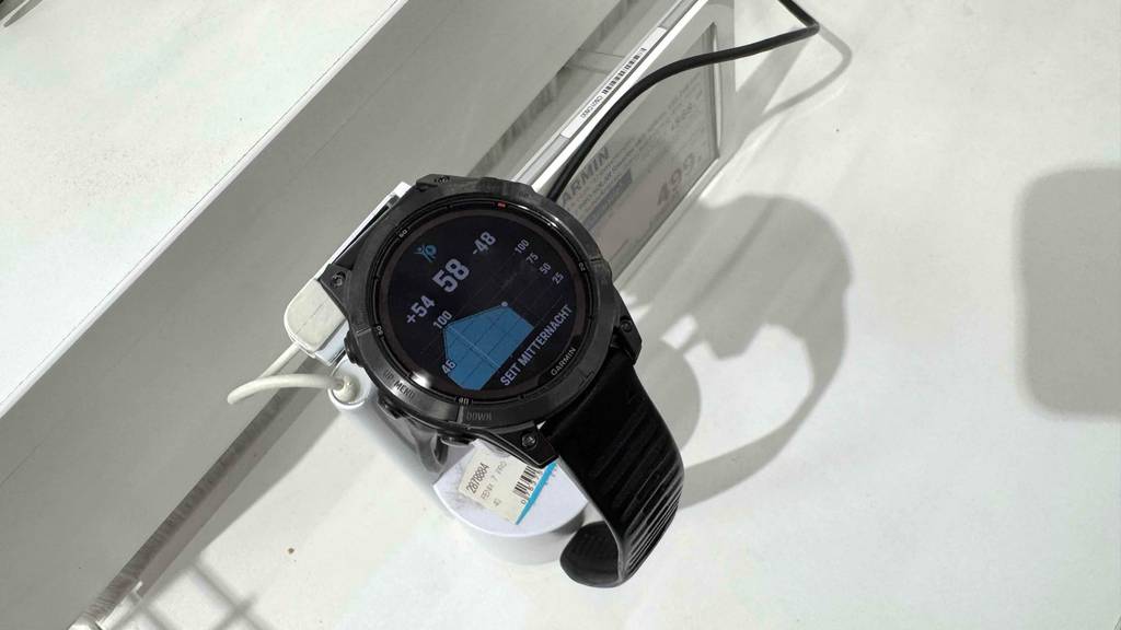 Detailansicht von oben auf die eingeschaltete Anzeige einer schwarzen Garmin-Uhr im Test.