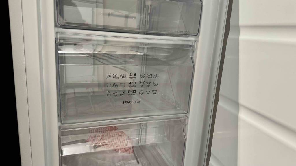 Im Test: Der Gorenje-Gefrierschrank inklusive dreier Eisfächer steht geöffnet in einem Verkaufsbereich.