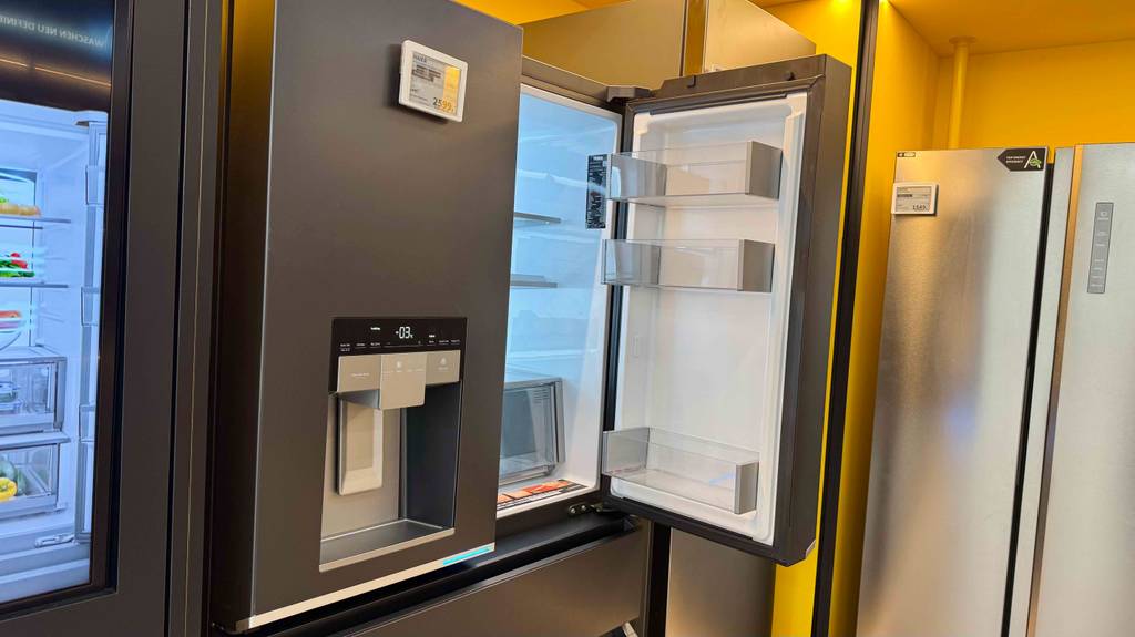 Der getestete Side-by-Side-Kühlschrank von Haier steht mit offener Tür in einem Geschäft.