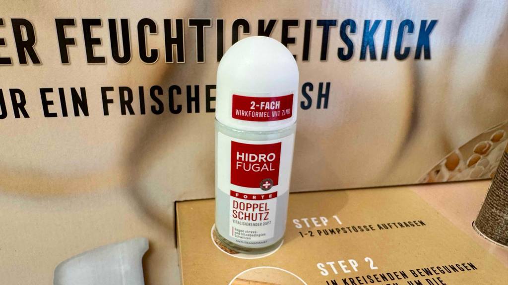 Getestet: Hidrofugal-Deo im Roller steht auf einem Karton.