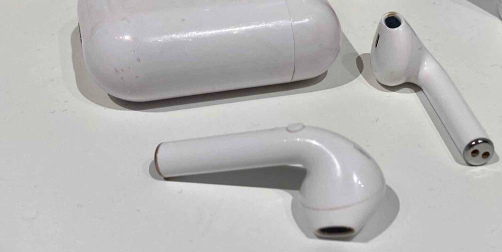 Kopfhörer-Test: Weiße Kopfhörer im In-Ear-Design liegen neben einem weißen Aufbewahrungsetui.