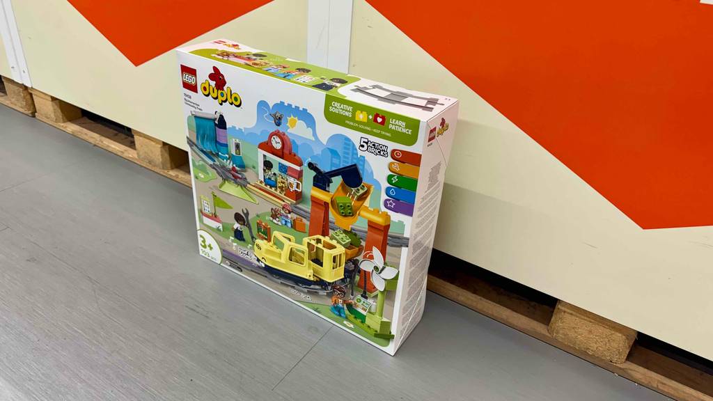 Vor einer Holzpalette steht die Packung mit der getesteten LEGO-DUPLO-Eisenbahn für Kinder ab drei Jahren.