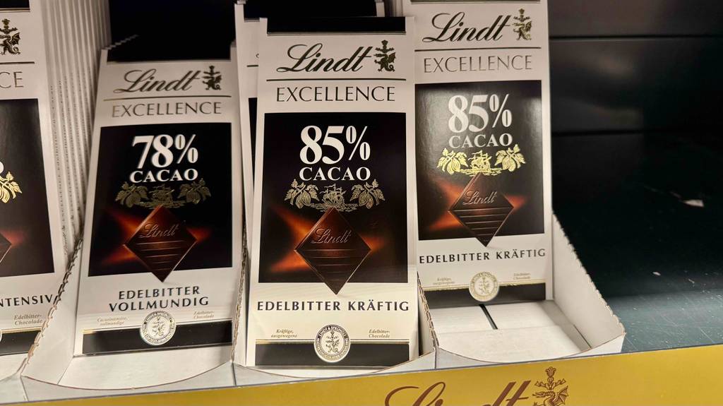 Getestet: Lindt-Schokoladen in Tafeln mit verschiedenen Geschmacksrichtungen stehen in einem Verkaufskarton.