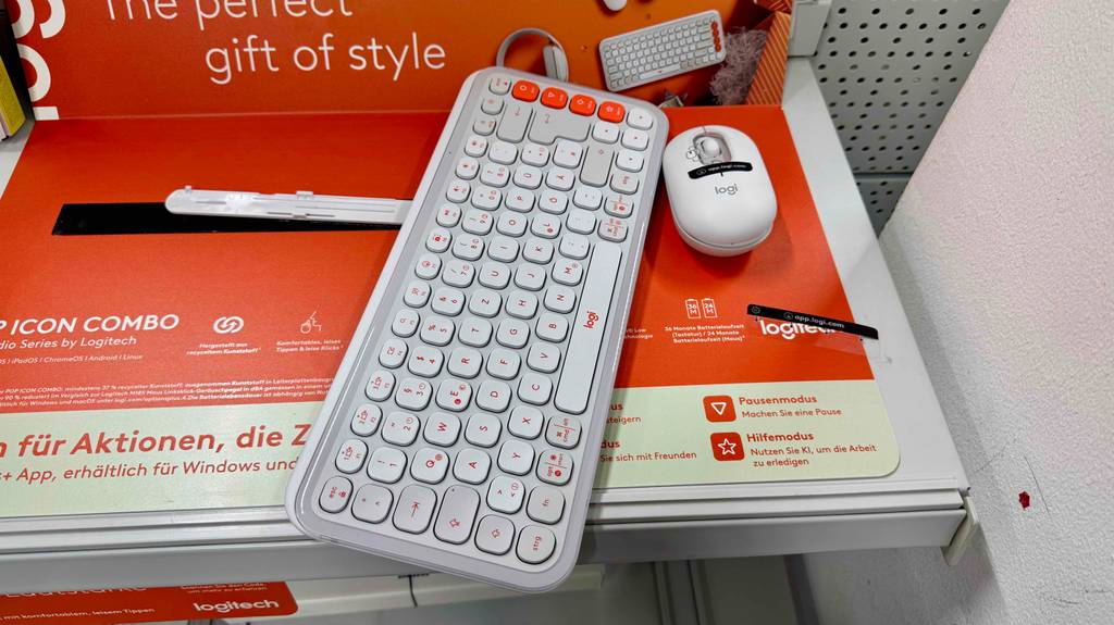 Getestet: Ein Logitech-Tastatur-Maus-Set befindet sich auf einem Ausstellungstisch im Geschäft.
