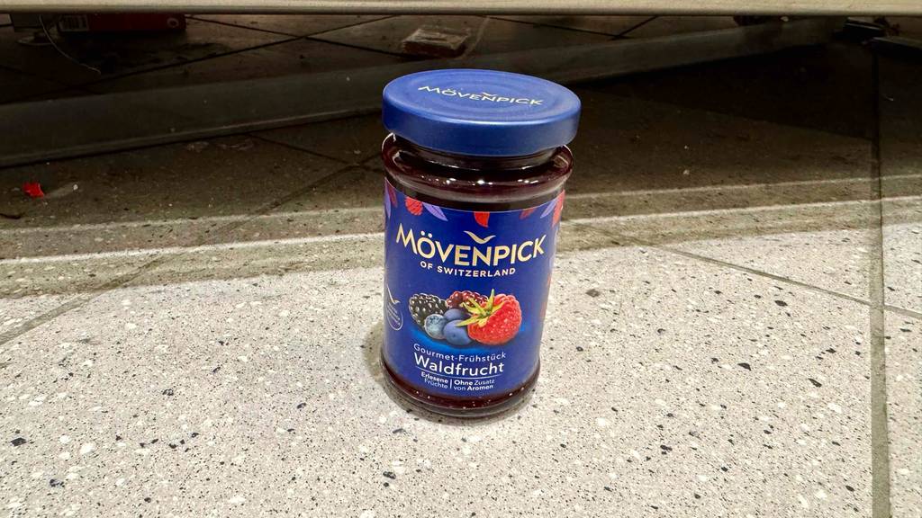 Mövenpick-Marmelade im Test: Ein Glas mit Waldfruchtmarmelade steht auf einem Fliesenbelag.