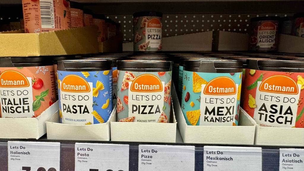 Verschiedene getestete Ostmann-Gewürze stehen in einem Verkaufsregal.