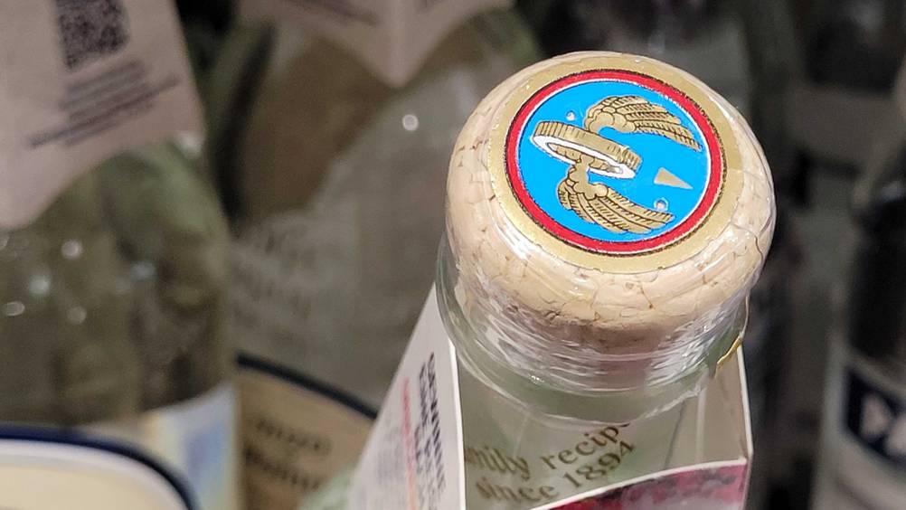 Detailansicht des Korkens inklusive Siegel von einer Flasche Ouzo im Test.