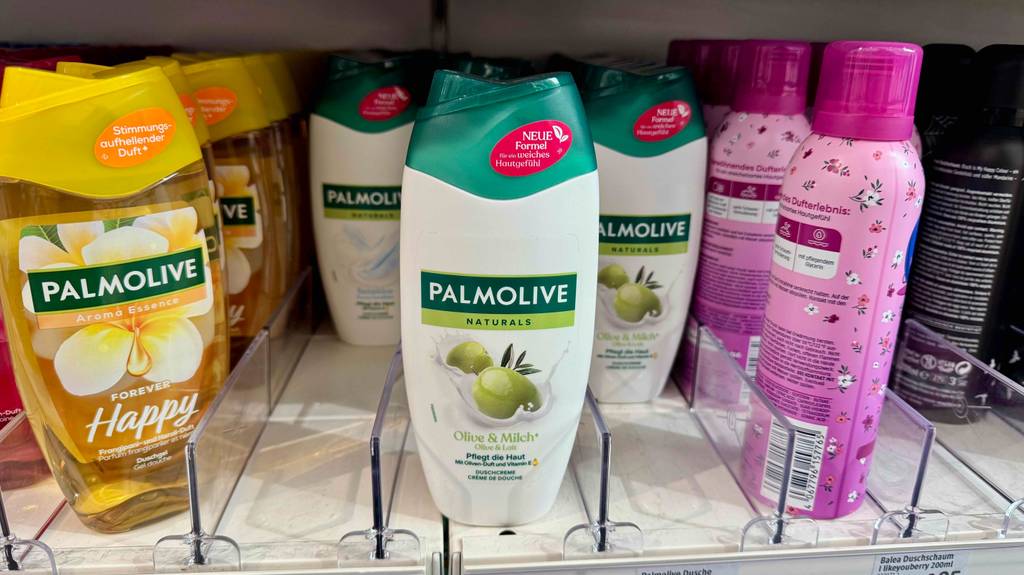 Mehrere Quetschflaschen Palmolive Duschgel im Test stehen neben weiteren Seifenprodukten im Verkaufsregal.