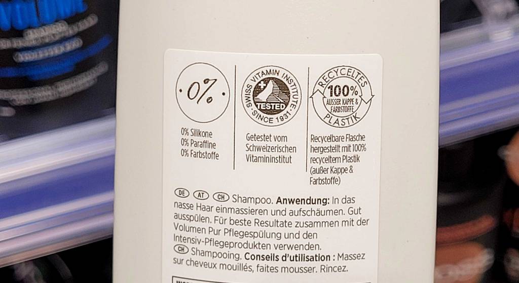 Detailansicht der Anwendungsbeschreibung auf der weißen Flasche eines getesteten Pantene-Pro-V-Shampoos.