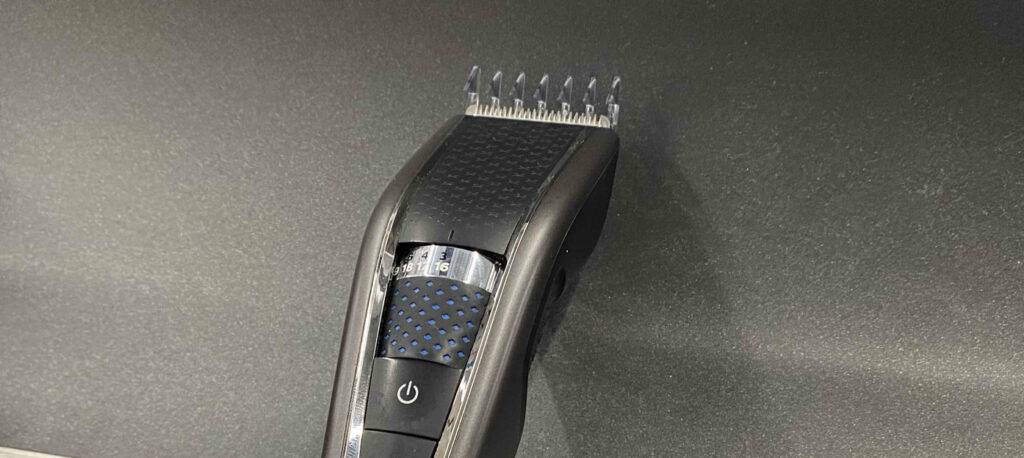 Nahaufnahme des Schnittbereichs eines getesteten Philips-Haarschneiders.