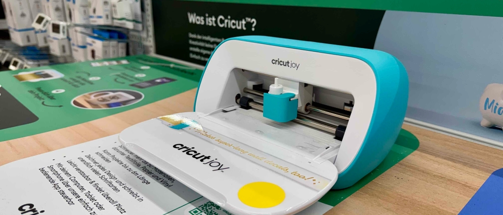 Getestet: Ein Plotter steht mit Blick auf sein Inneres auf einem Ausstellungstisch im Verkauf.