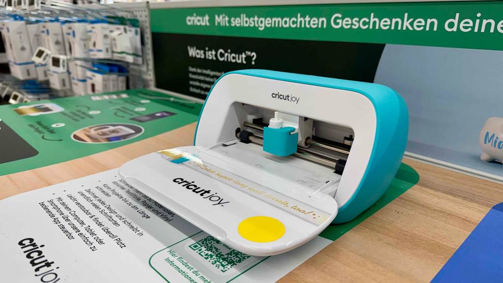 Getestet: Ein Plotter steht mit Blick auf sein Inneres auf einem Ausstellungstisch im Verkauf.