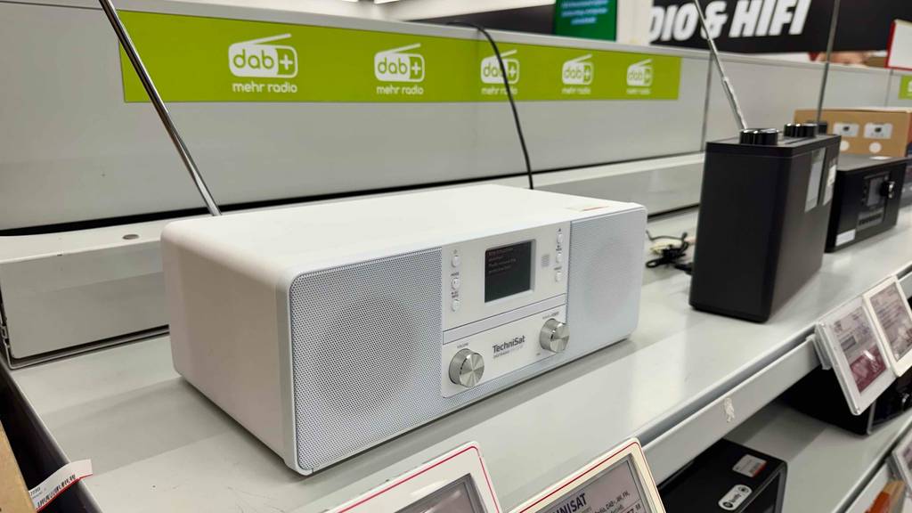Im Test: Ein Radiowecker mit CD-Player der Marke TechniSat steht auf einem Verkaufsregal neben weiteren Radiowecker-Modellen.
