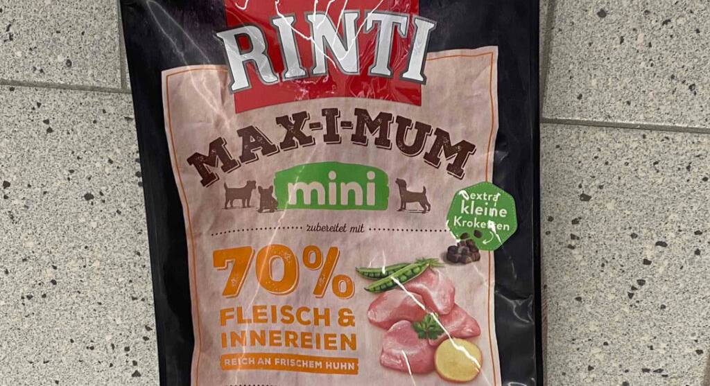 Detailansicht eines schwarzen Kunststoffbeutels des getesteten Rinti-Trockenfutters inklusive 70 % Fleisch und Innereien.