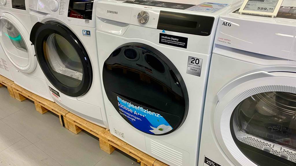 Im Geschäft, zwischen Marken-Trocknern befindet sich ein Samsung-Trockner im Test, mit Aufkleber der Energieeffizienzklasse A+++.