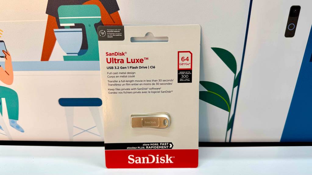 Im Test: Ein SanDisk Ultra Luxe mit 64 GB Speicherplatz befindet sich eingeschweißt in der Verpackung.