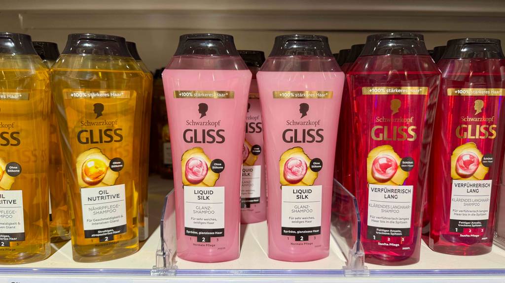 Im Test: Schwarzkopf-Shampoos in Kunststoffflaschen stehen auf einem Verkaufsregal im Drogeriemarkt.