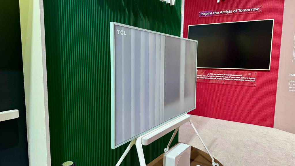 TCL-Fernseher im Test: Ein weißes Modell von der Seite betrachtet, steht in einem Ausstellungsbereich.
