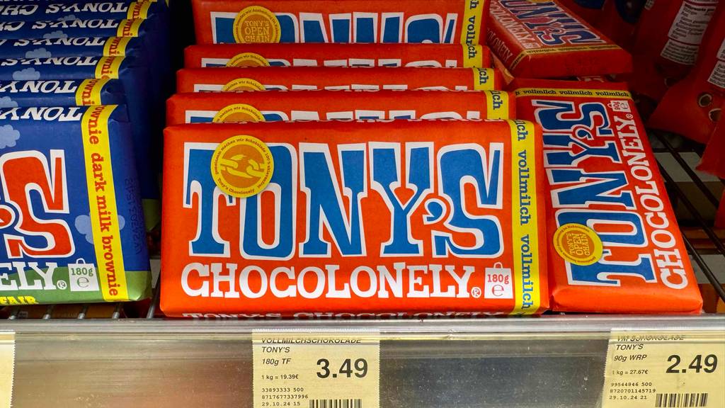 Im Test: Tony's Schokolade in roten 180-g-Packungen auf einem Verkaufsregal.