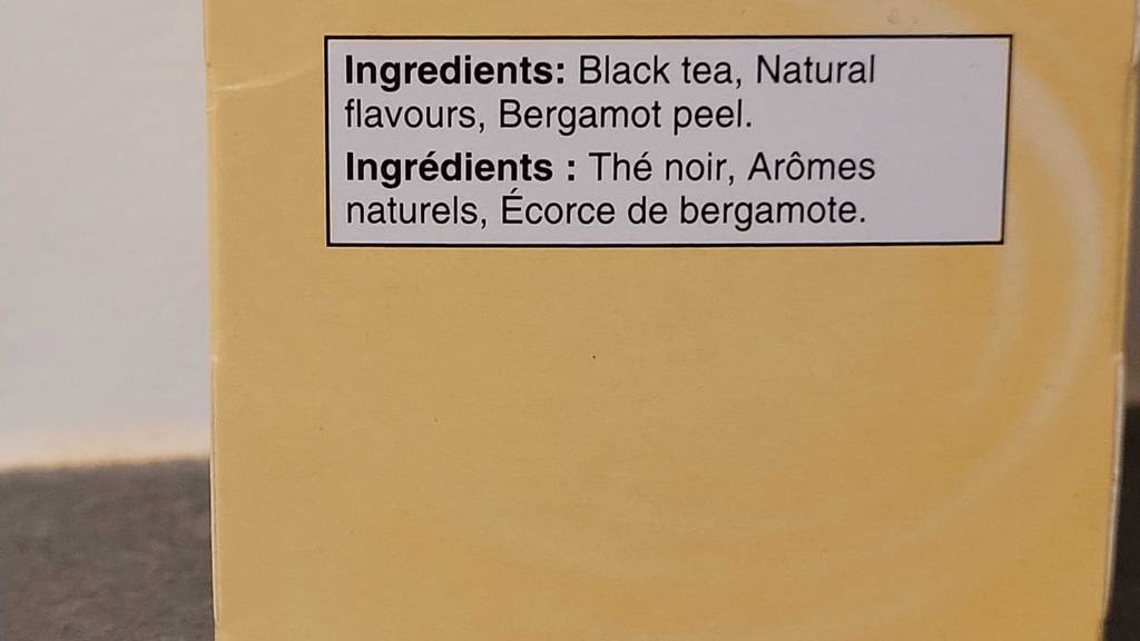 Twinings-Tea im Test: Detailansicht der Beschriftung auf einer gelben Packung.