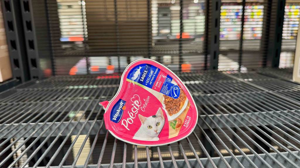 Vitakraft-Katzenfutter-Test: eine Schale mit feuchtem Katzenfutter auf einem Regal im Verkaufsbereich.