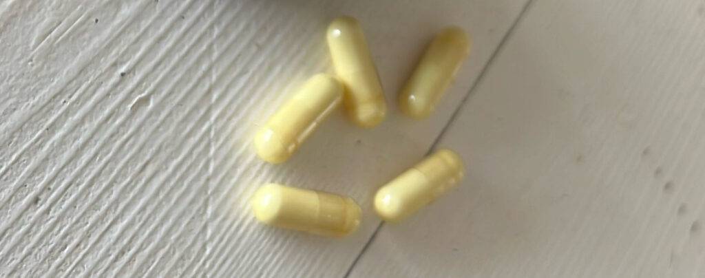 Nahaufnahme der gelben Kapseln mit getestetem Vitamin B6.