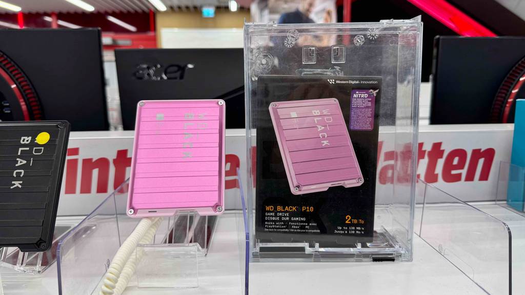 Eine getestete 2 TB-HDD Festplatte befindet sich neben seinem original verpackten Modell auf einem Ausstellungsregal.