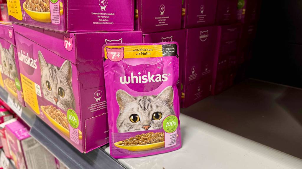 Whiskas-Nassfutter im Test: Ein pinkfarbener Frischhaltebeutel steht vor einem Karton mit Whiskas-Katzenfutter.