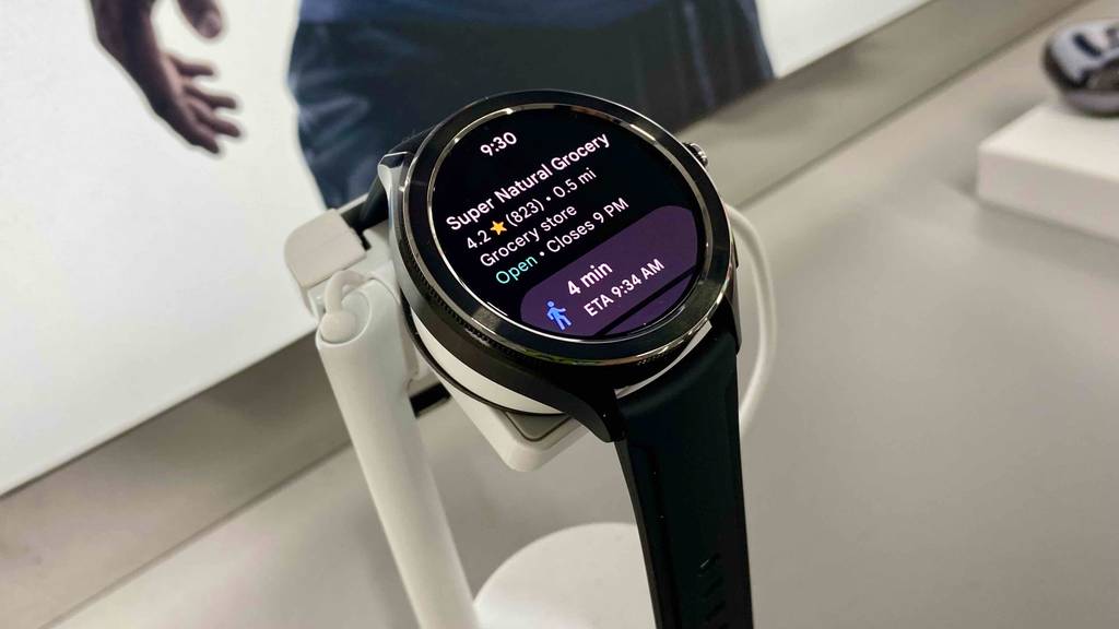 Detailansicht des Displays einer schwarzen 2 Pro Xiaomi-Smartwatch im Test: ausgestellt auf einem weißen Ständer.