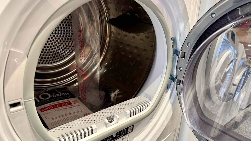 Nahaufnahme der Trommel eines AEG-Trockners im Test.