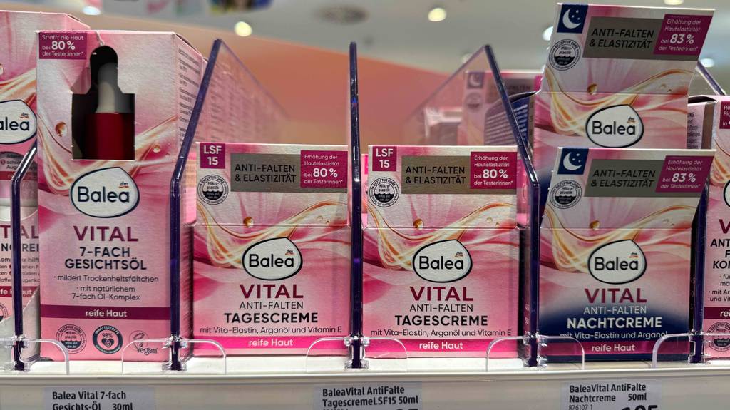 Mehrere Verpackungen mit der Balea-Tagescreme im Test stehen auf dem Verkaufsregal im Drogeriemarkt.