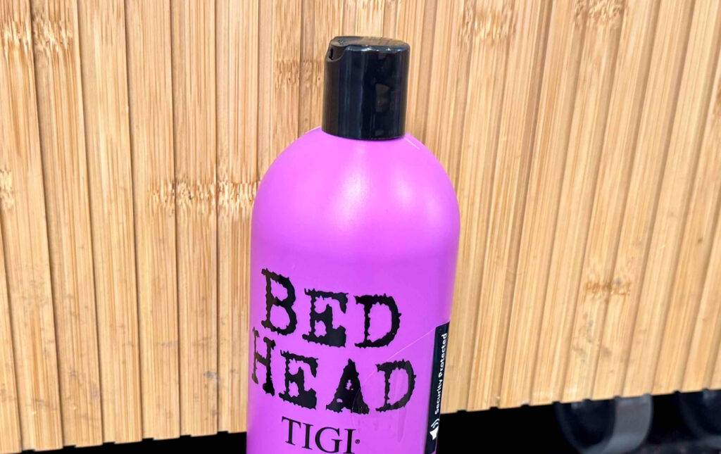 Detailansicht von dem schwarzen Verschluss auf der pinken Quetschflasche des getesteten Bed-Head-Shampoos.