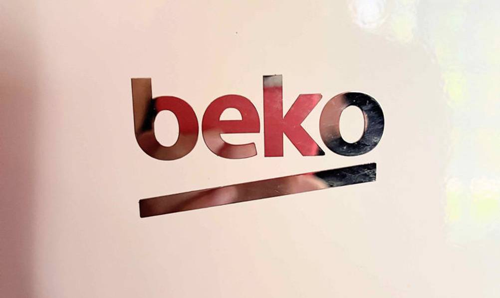 Nahaufnahme des Markenzeichens beko eines getesteten Beko-Kühlschranks.