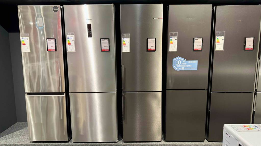 Die silberfarbige getestete Bosch-Kühl-Gefrierkombination steht zwischen weiteren Kühl-Gefrierkombinationen in einem Elektrofachmarkt.