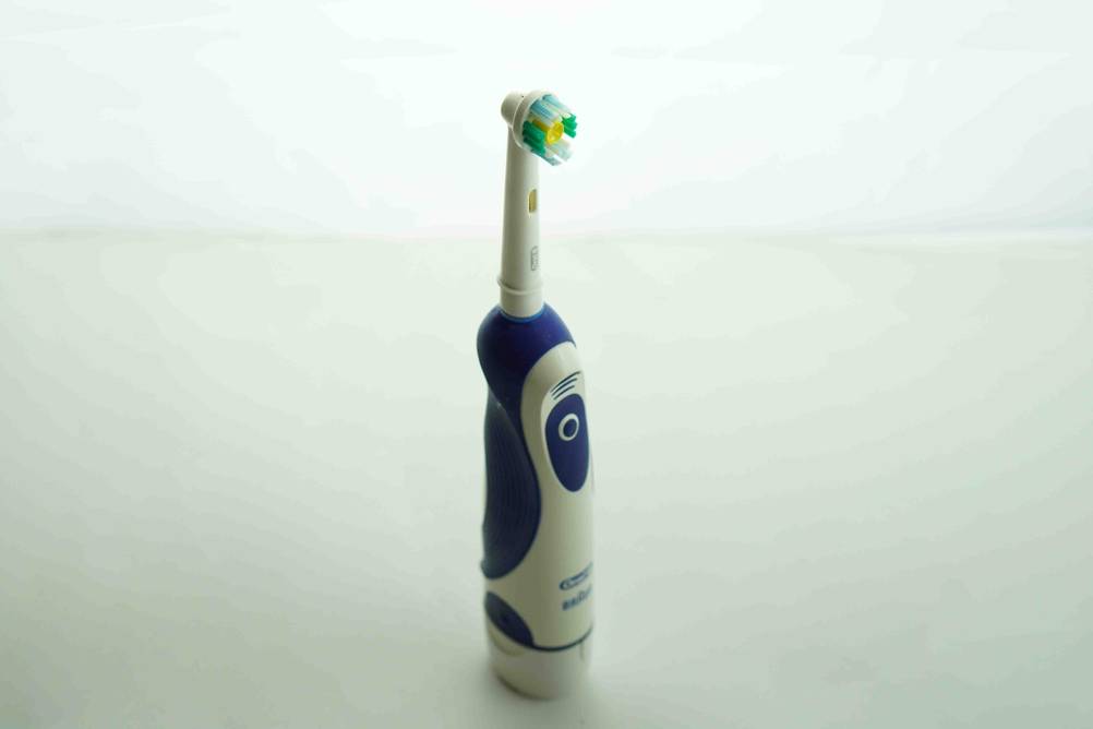 Oral-B elektrische Zahnbürste im Test: Ansicht von schräg oben vor hellem Hintergrund.