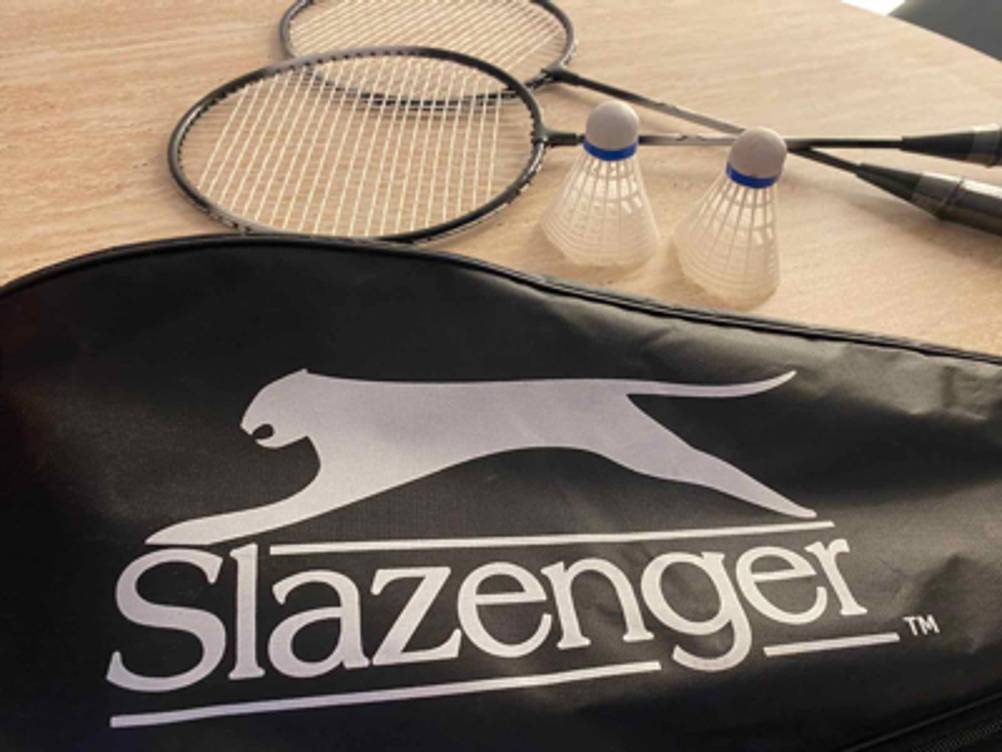 Das getestete Federball-Set, besteht aus zwei Schlägern und zwei Federbällen, die sich neben der schwarzen PVC- und Stofftragetasche befinden.