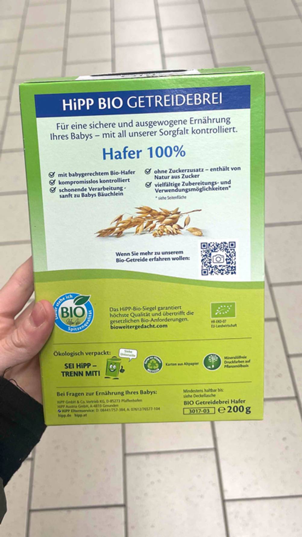 Getesteter Getreidebrei: Detailaufnahme der Produktbeschreibung auf einer grünen 200-g-Packung Haferbrei von Hipp.