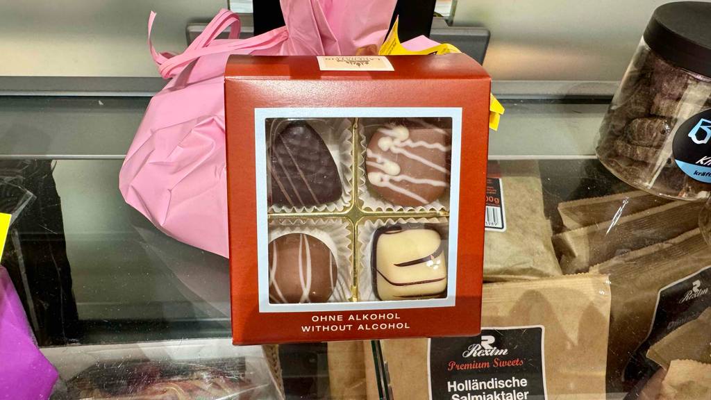 Lauenstein-Pralinen im Test: Eine Packung mit vier Pralinen ohne Alkohol befindet sich auf einem Verkaufsregal mit Süßigkeiten.