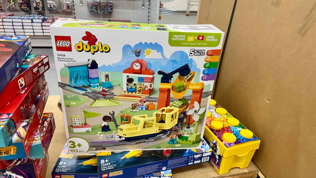 Im Test: Die LEGO-DUPLO-Eisenbahn in der Packung mit 103 Einzelteilen steht auf weiteren LEGO-Baukästen in einem Verkaufsregal.