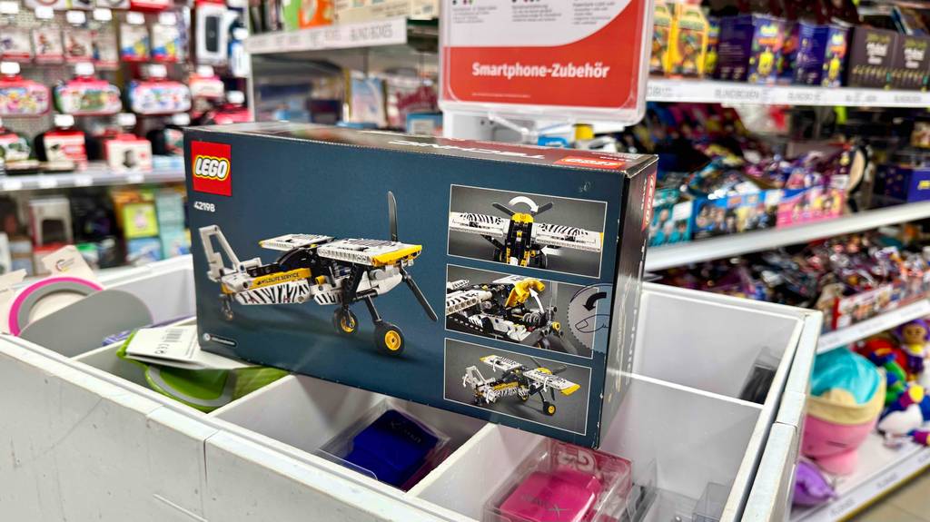 Getestet: Die LEGO-Technik-Packung mit einem Busch-Flugzeug steht inmitten eines Spielzeuggeschäfts.